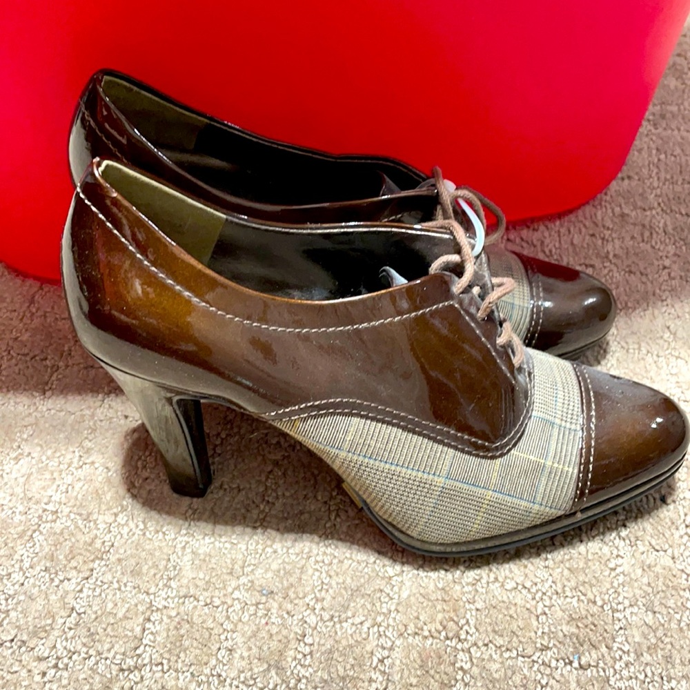 Anne Klein brown plaid heels with laces